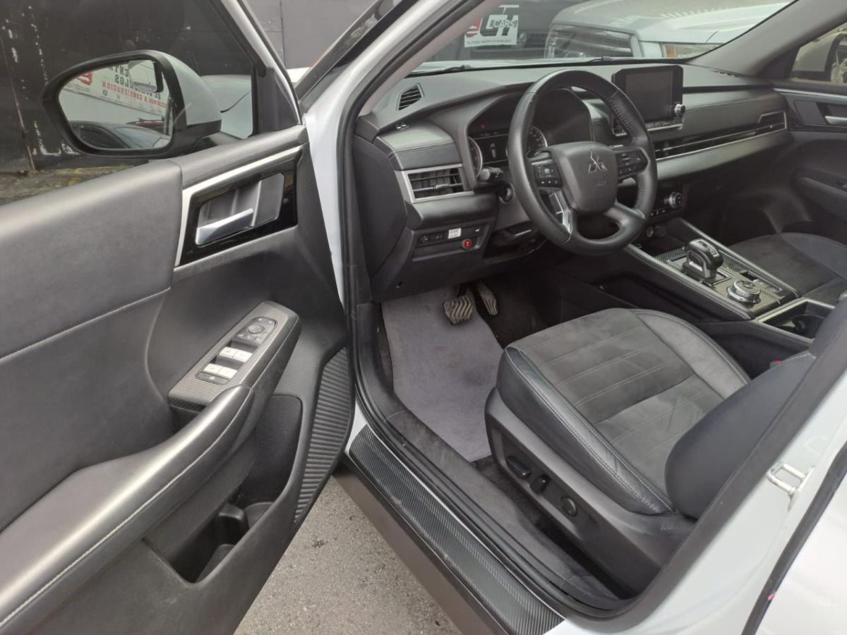 MITSUBISHI outlander - 2023                                        