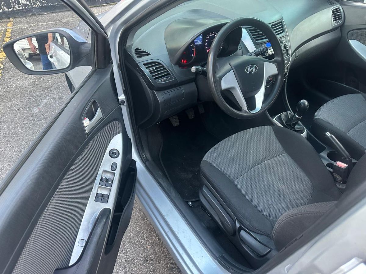 HYUNDAI ACCENT - 2012                                        