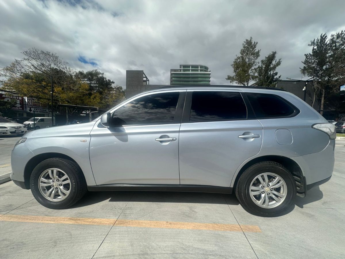 MITSUBISHI outlander - 2014                                        