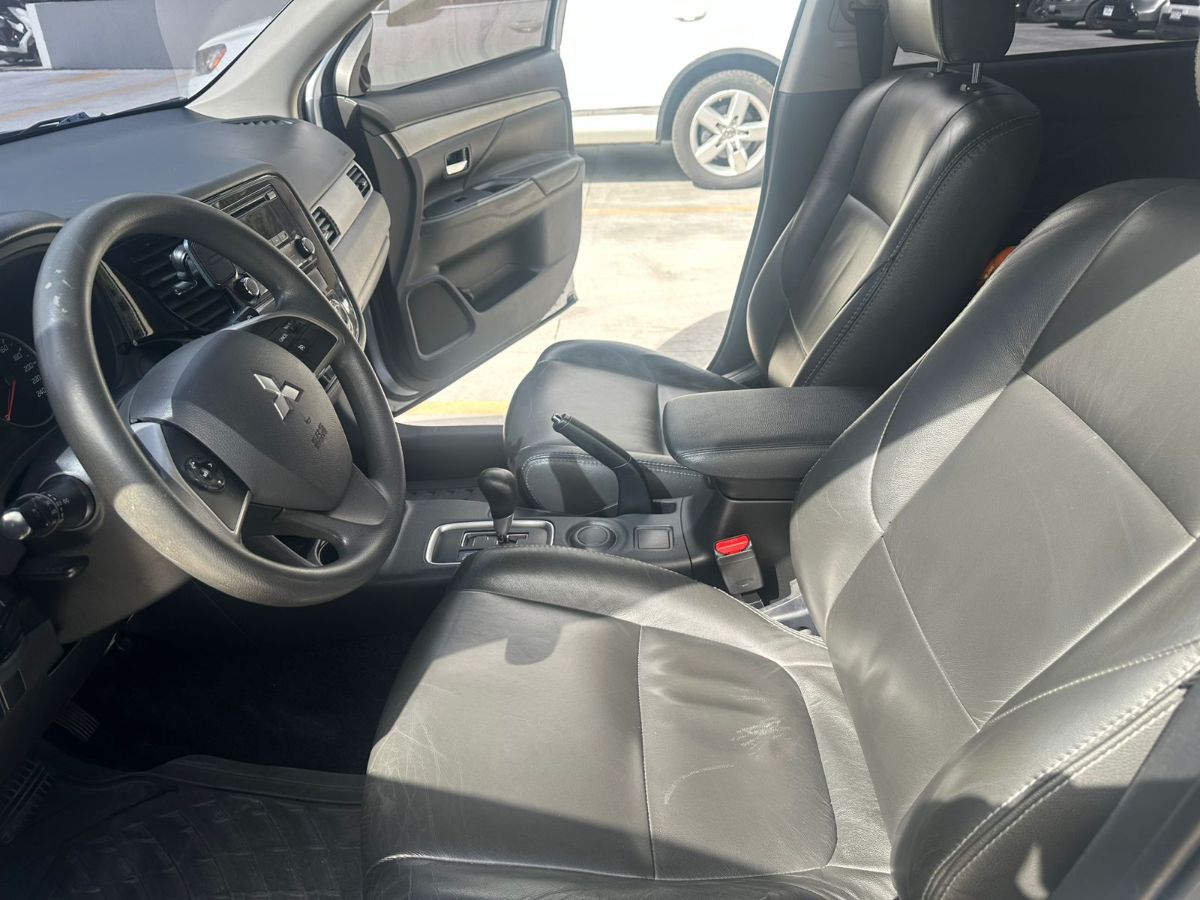 MITSUBISHI outlander - 2014                                        