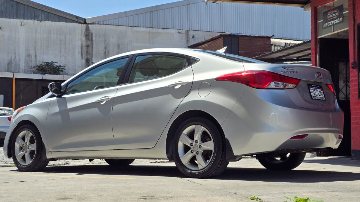 HYUNDAI ELANTRA - 2013                                        