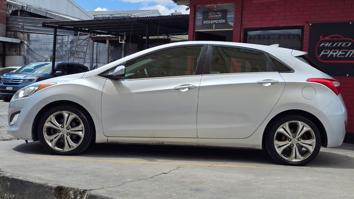 HYUNDAI ELANTRA - 2013                                        