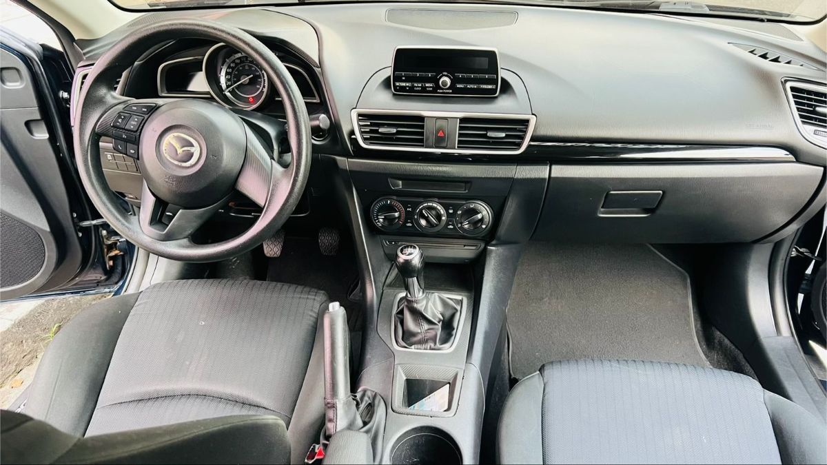 MAZDA 3 - 2015                                        
