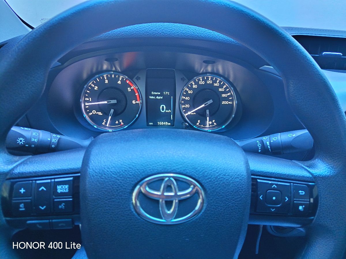 TOYOTA HILUX - 2025                                        