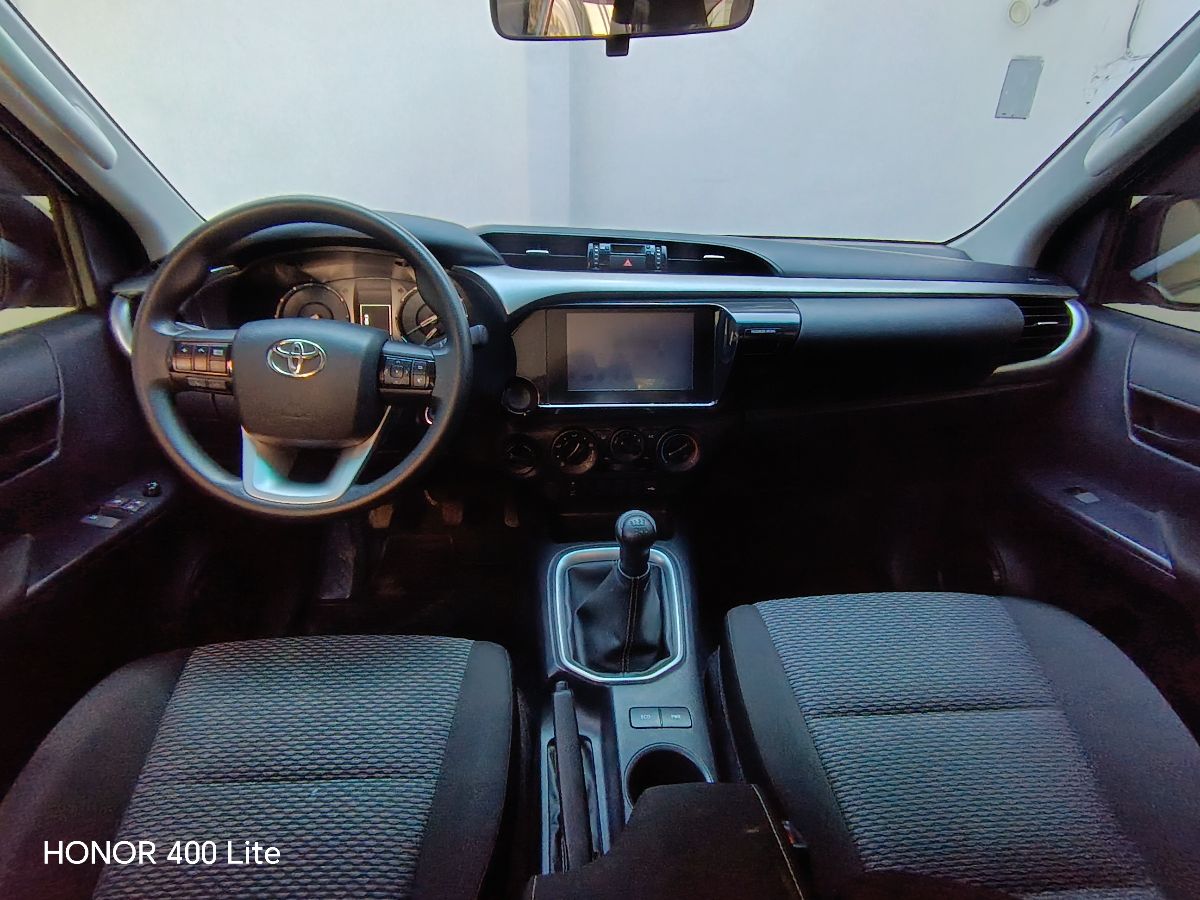TOYOTA HILUX - 2025                                        