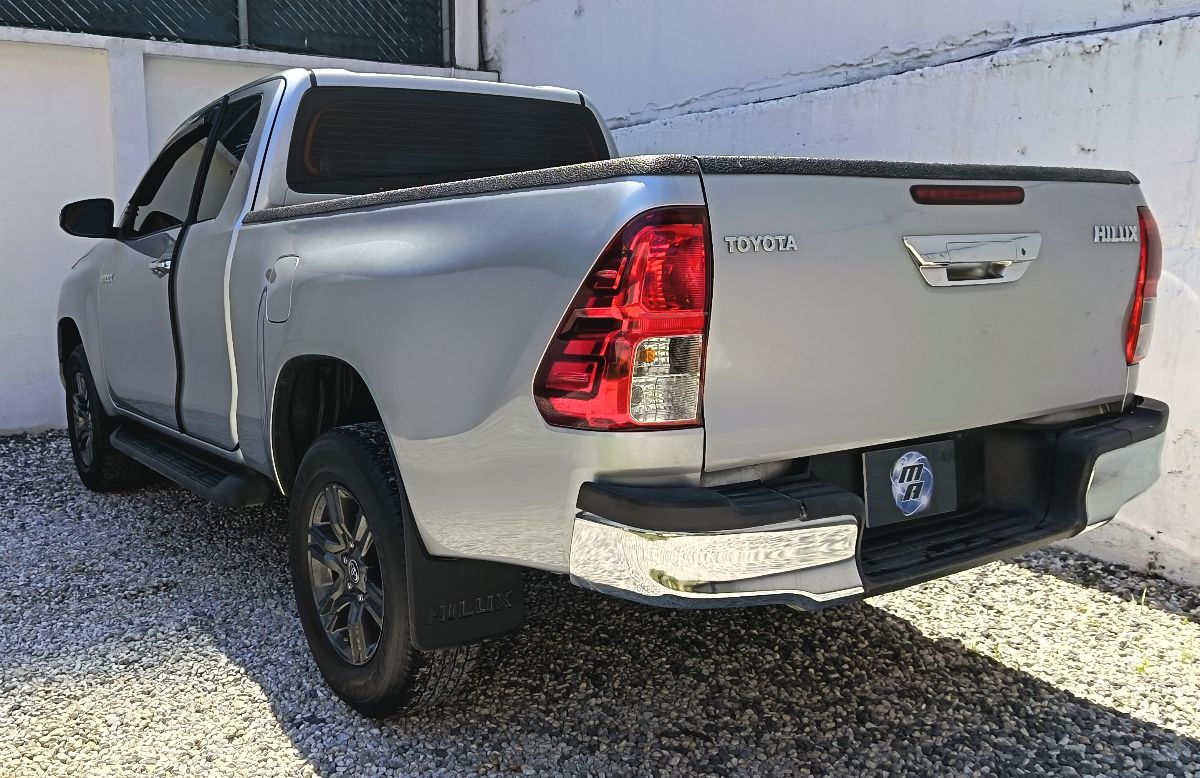 TOYOTA HILUX - 2025                                        