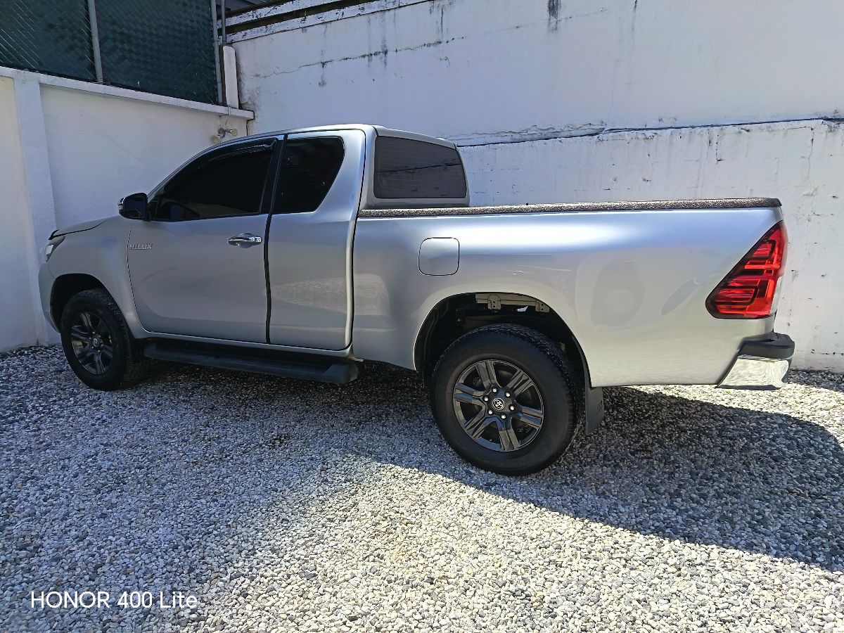TOYOTA HILUX - 2025                                        