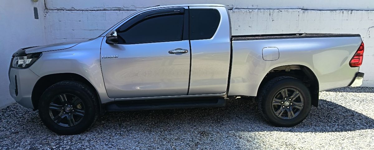TOYOTA HILUX - 2025                                        