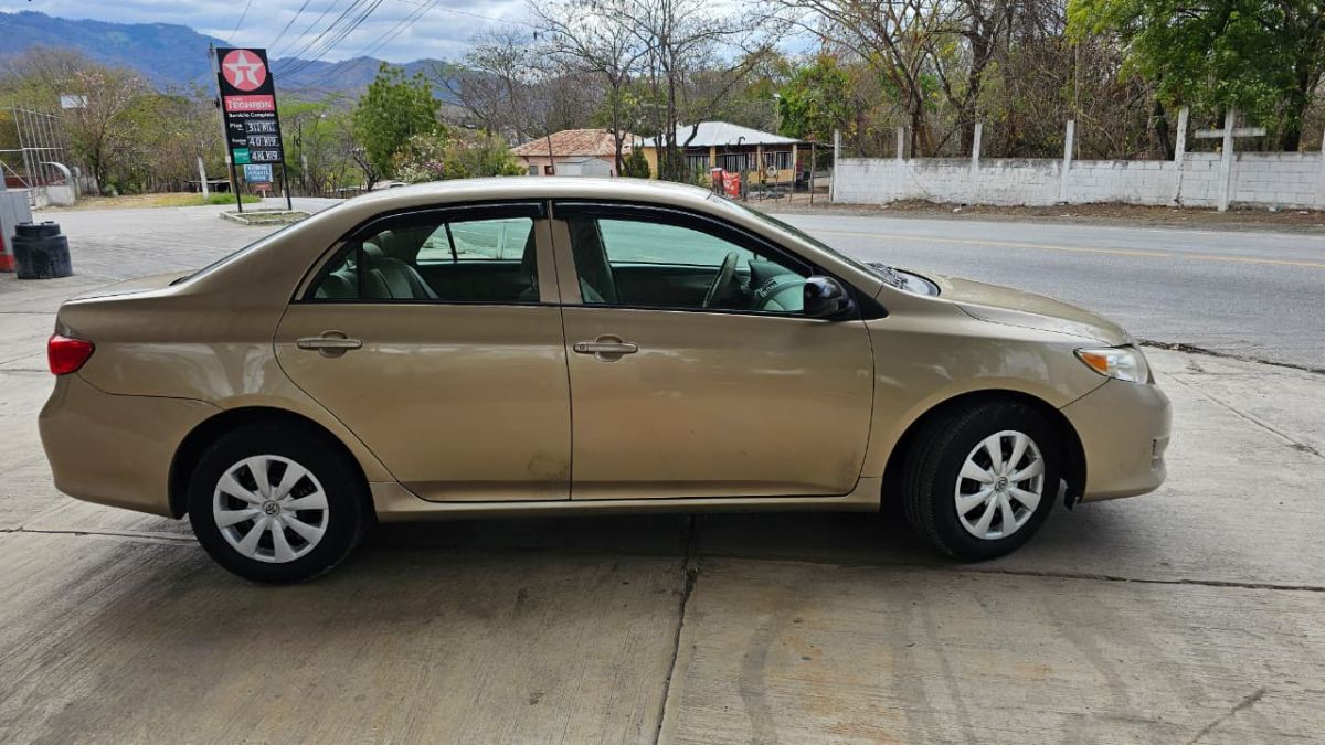 TOYOTA COROLLA - 2010                                        