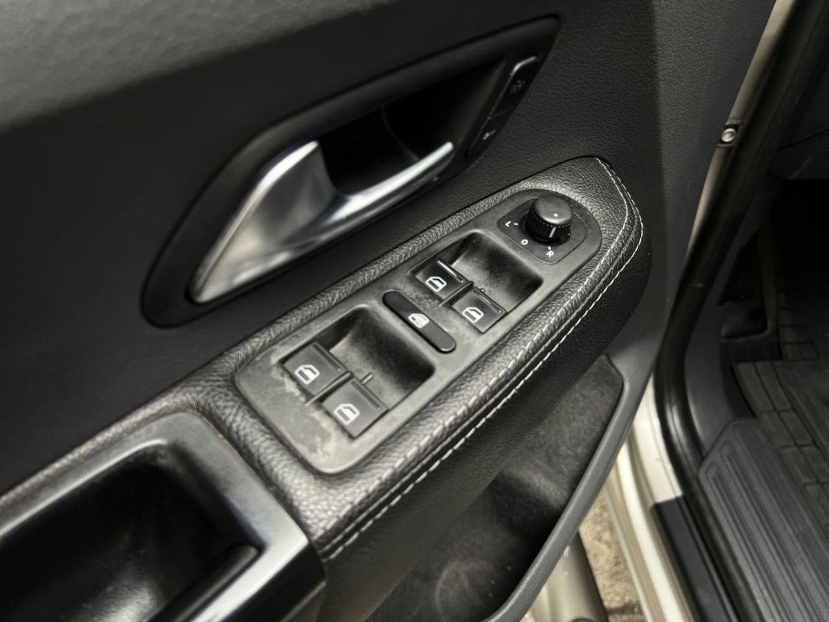 VOLKSWAGEN  AMAROK - 2012                                        