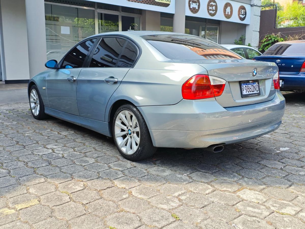 BMW 320 - 2008                                        