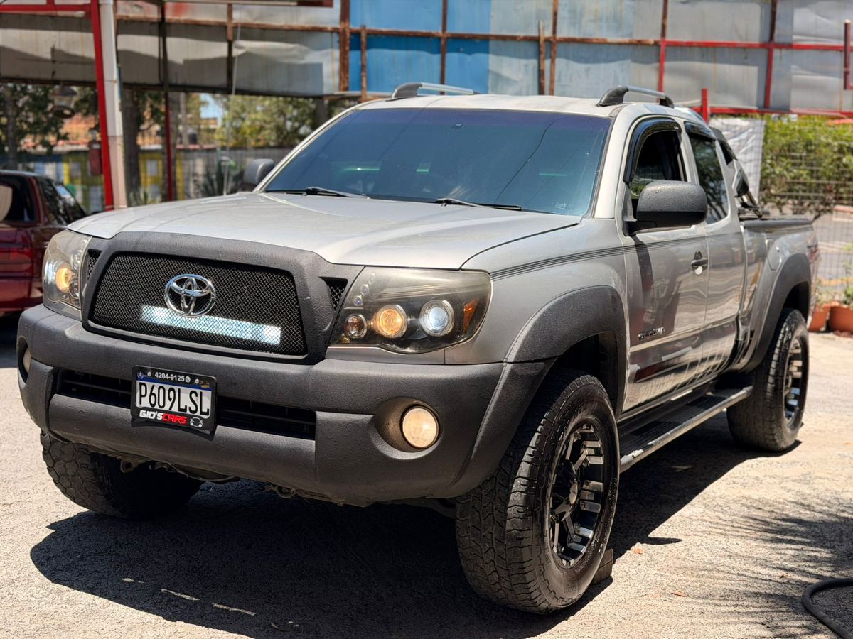 TOYOTA TACOMA - 2010                                        