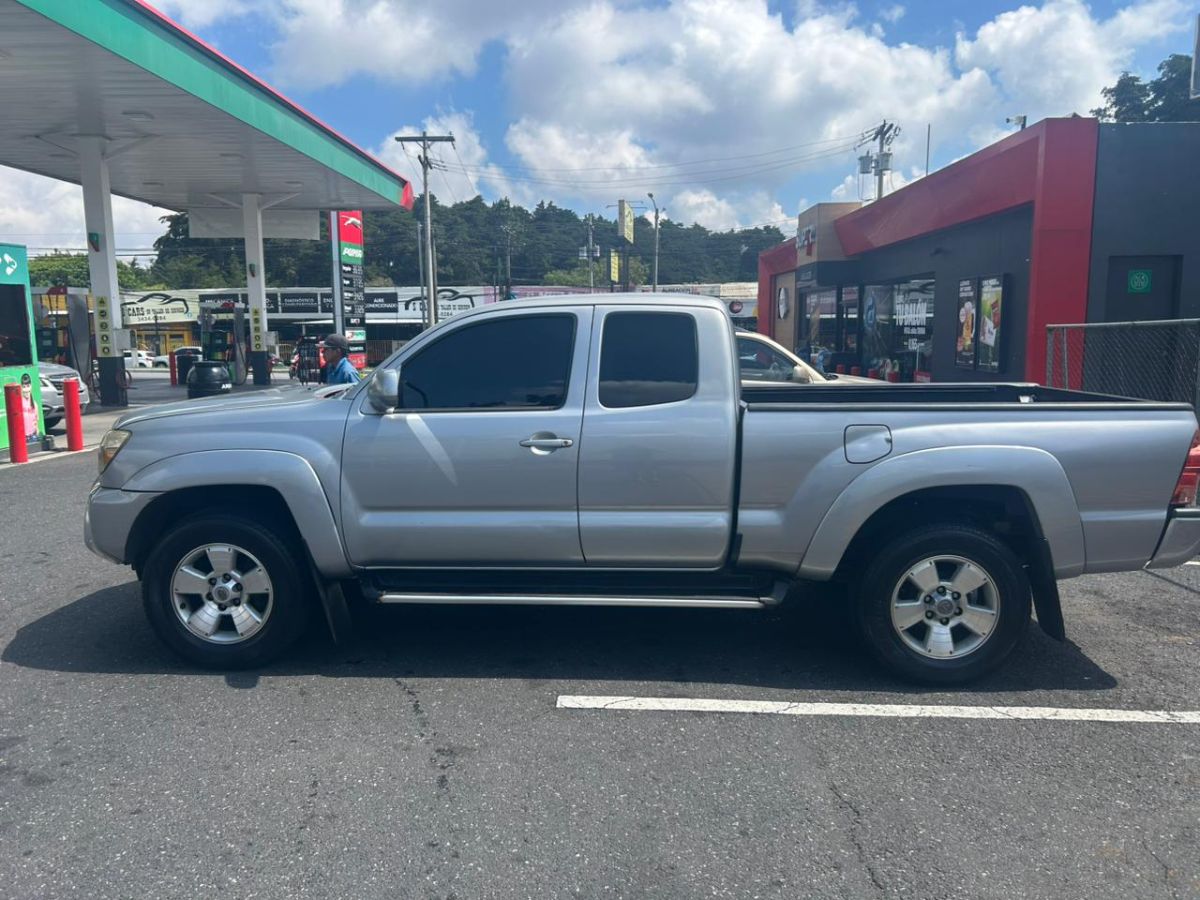 TOYOTA TACOMA - 2015                                        