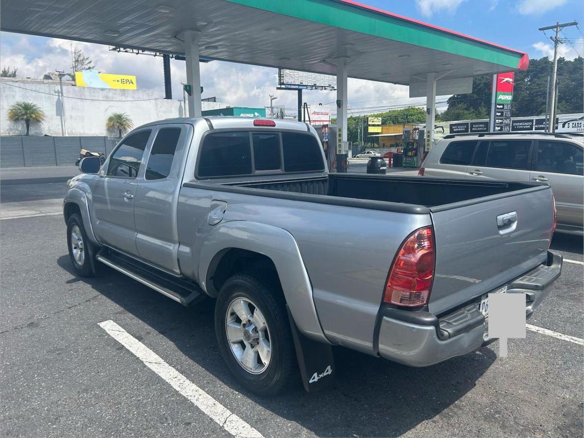 TOYOTA TACOMA - 2015                                        