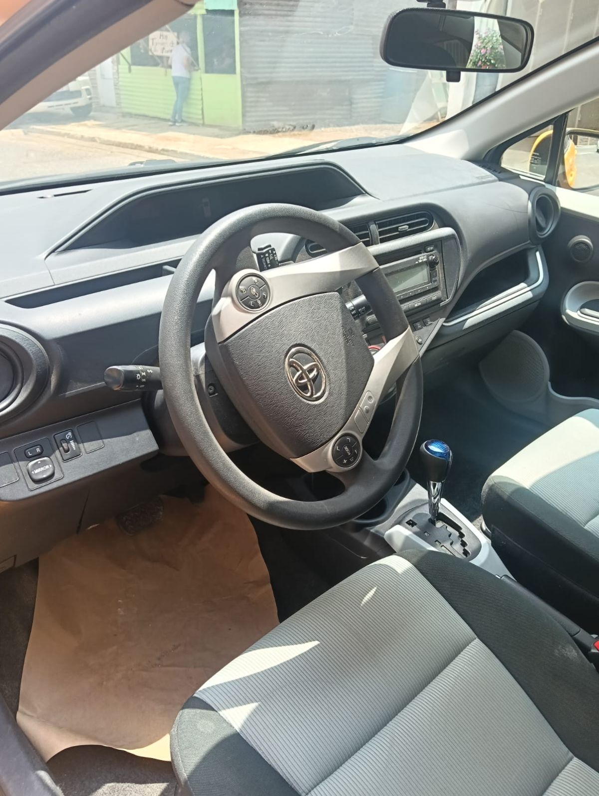 TOYOTA PRIUS - 2014                                        