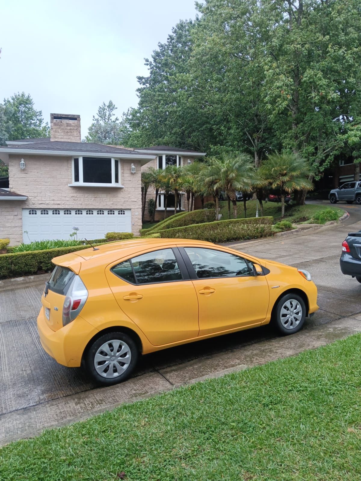 TOYOTA PRIUS - 2014                                        