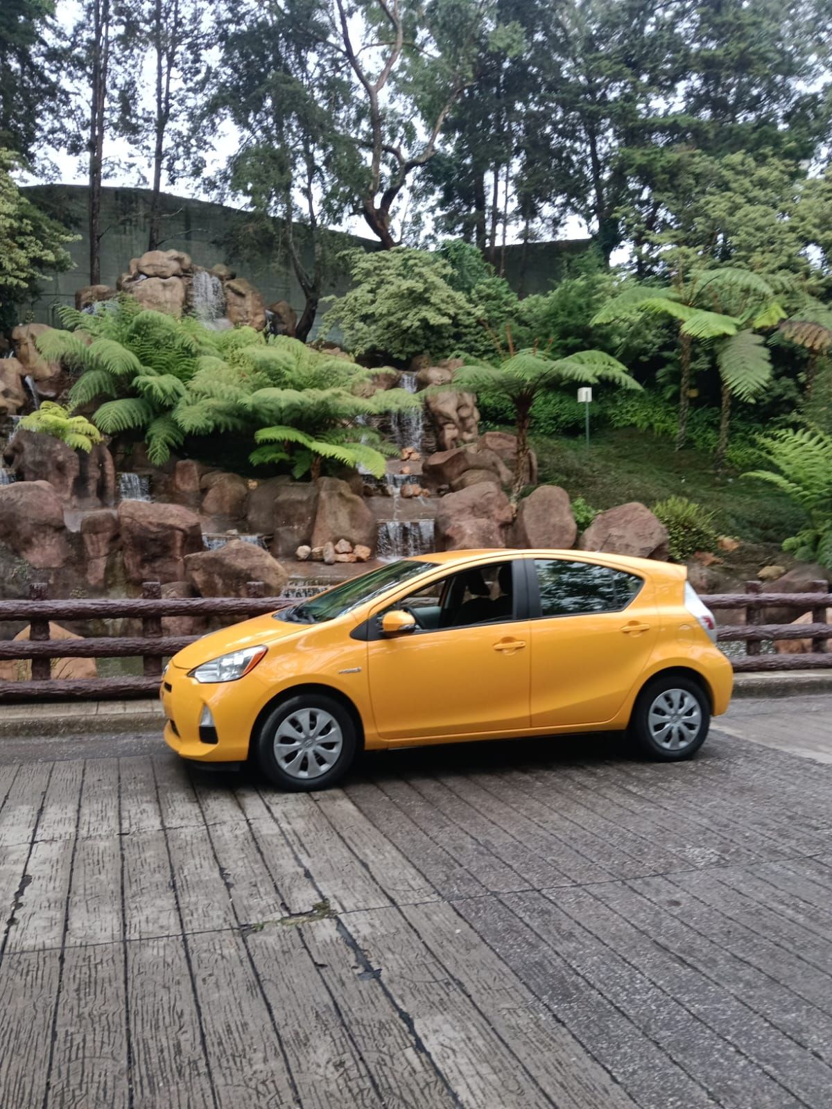 TOYOTA PRIUS - 2014                                        