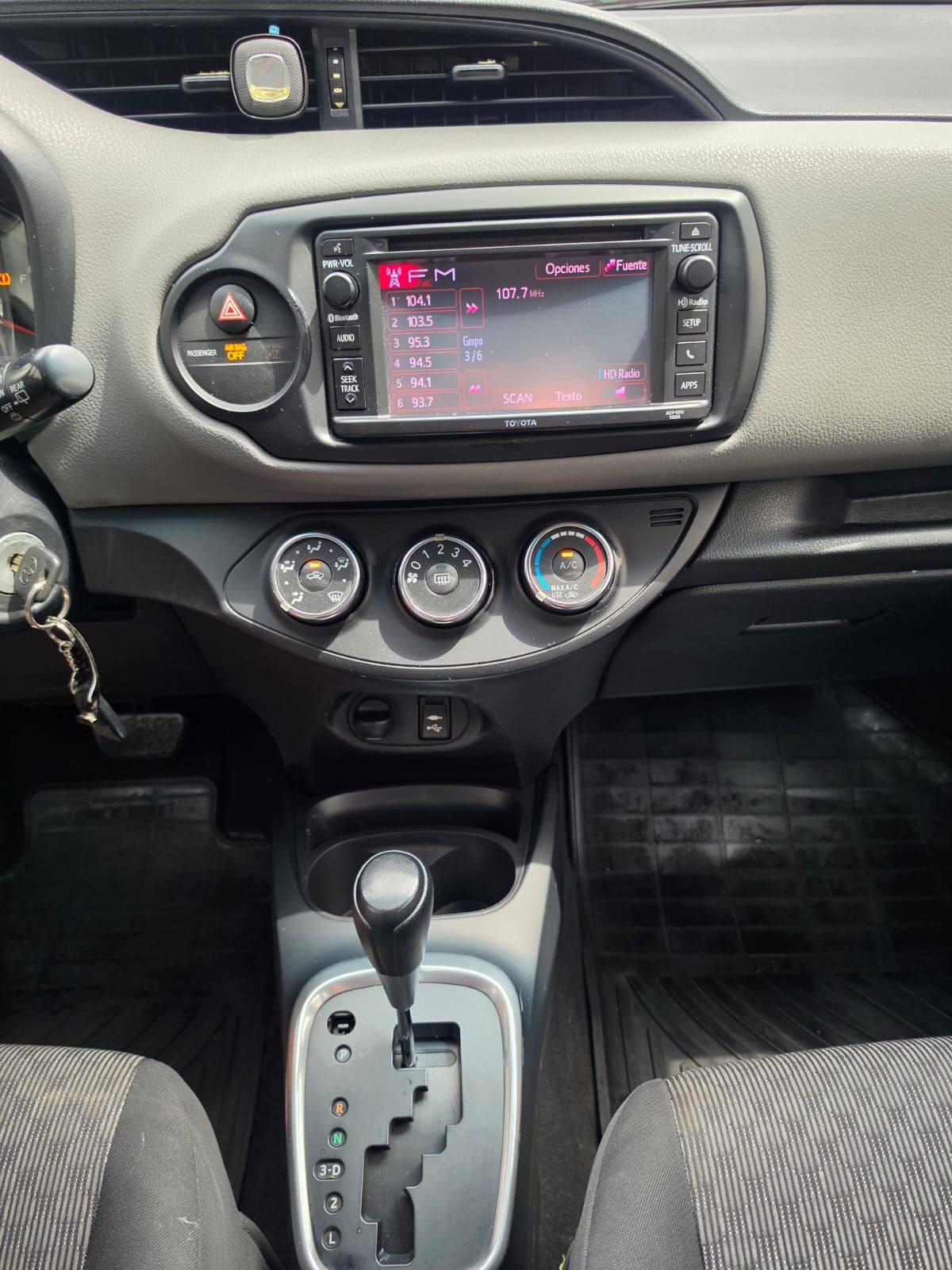 TOYOTA YARIS - 2015                                        