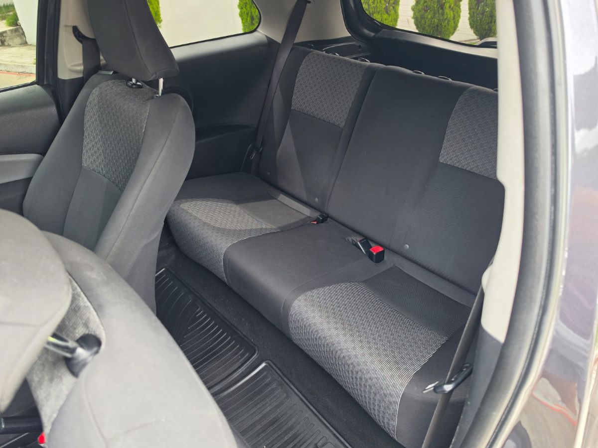 TOYOTA YARIS - 2015                                        