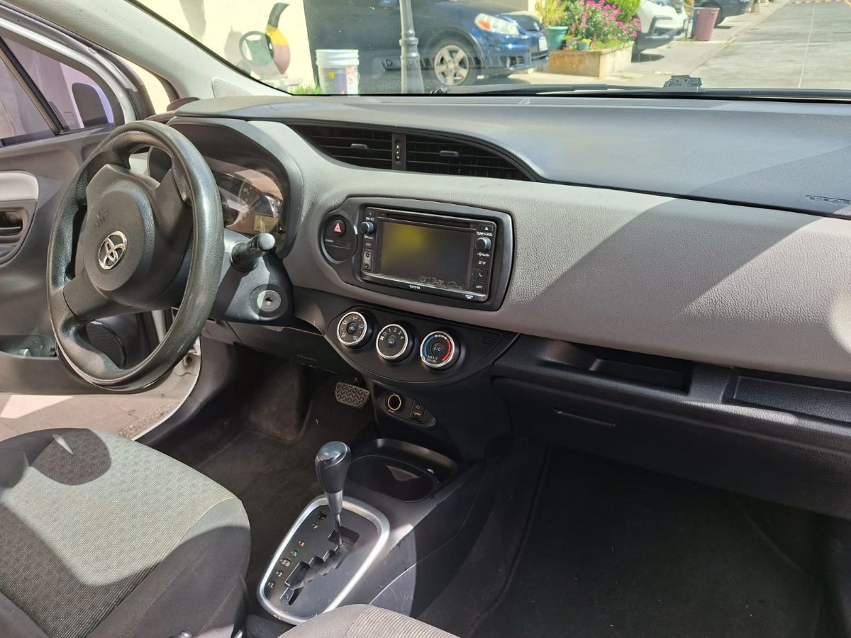 TOYOTA YARIS - 2016                                        