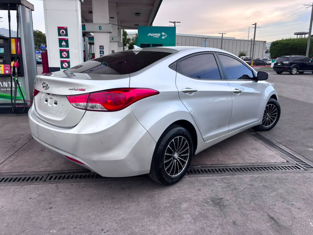 HYUNDAI AVANTE - 2012                                        