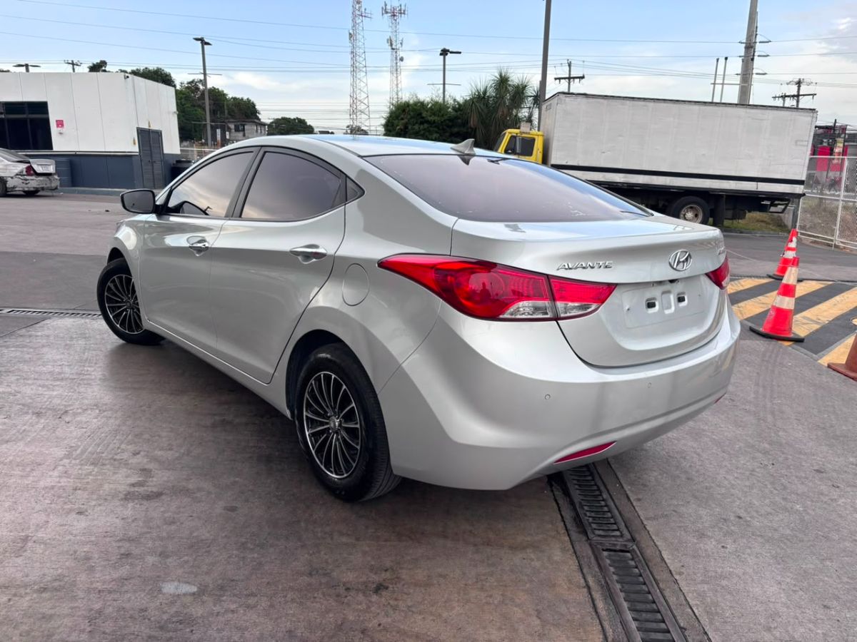HYUNDAI AVANTE - 2012                                        