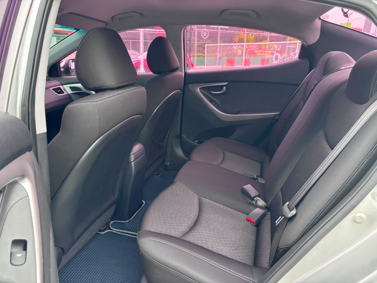 HYUNDAI AVANTE - 2012                                        