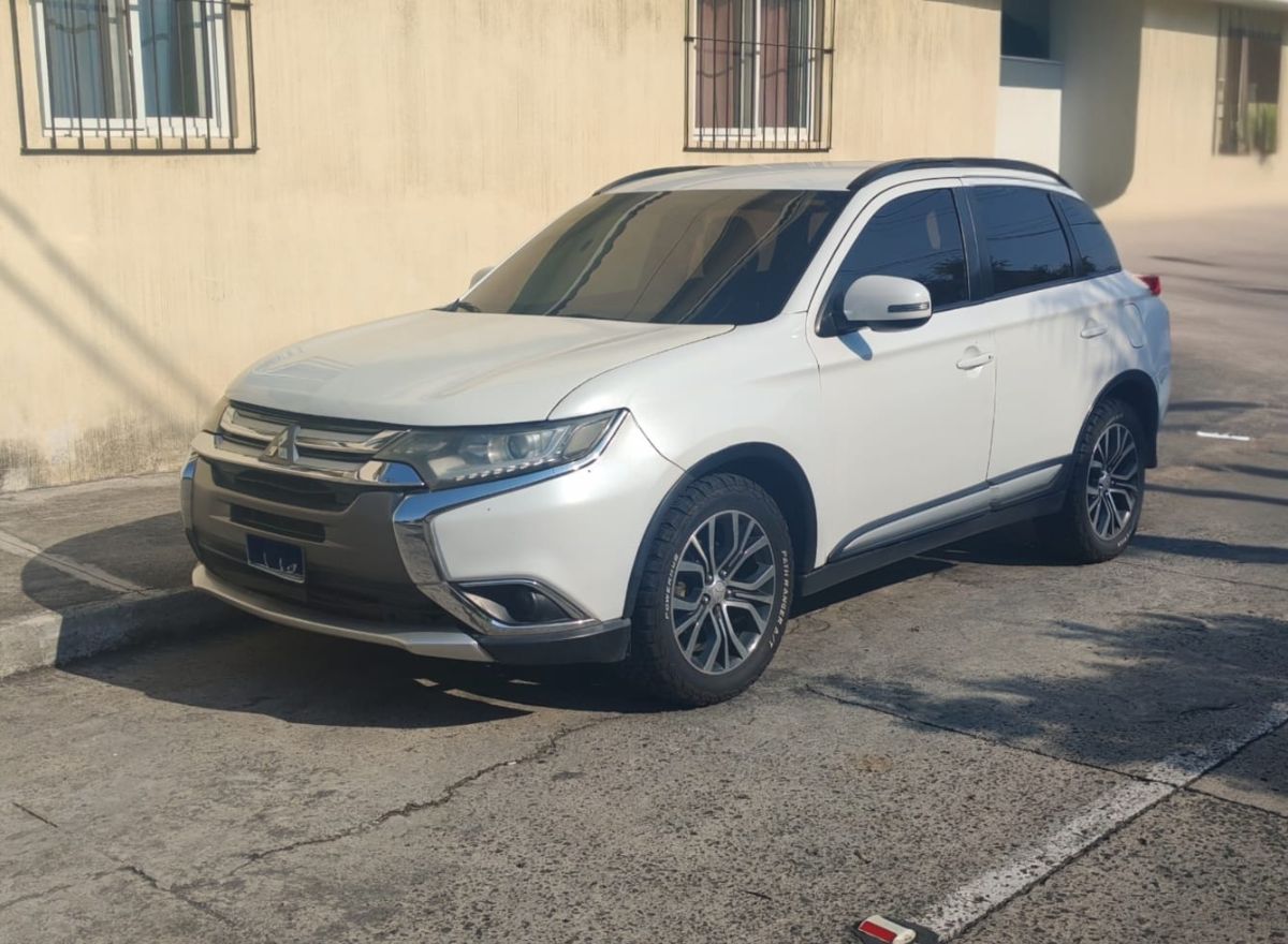 MITSUBISHI OUTLANDER SE - 2016