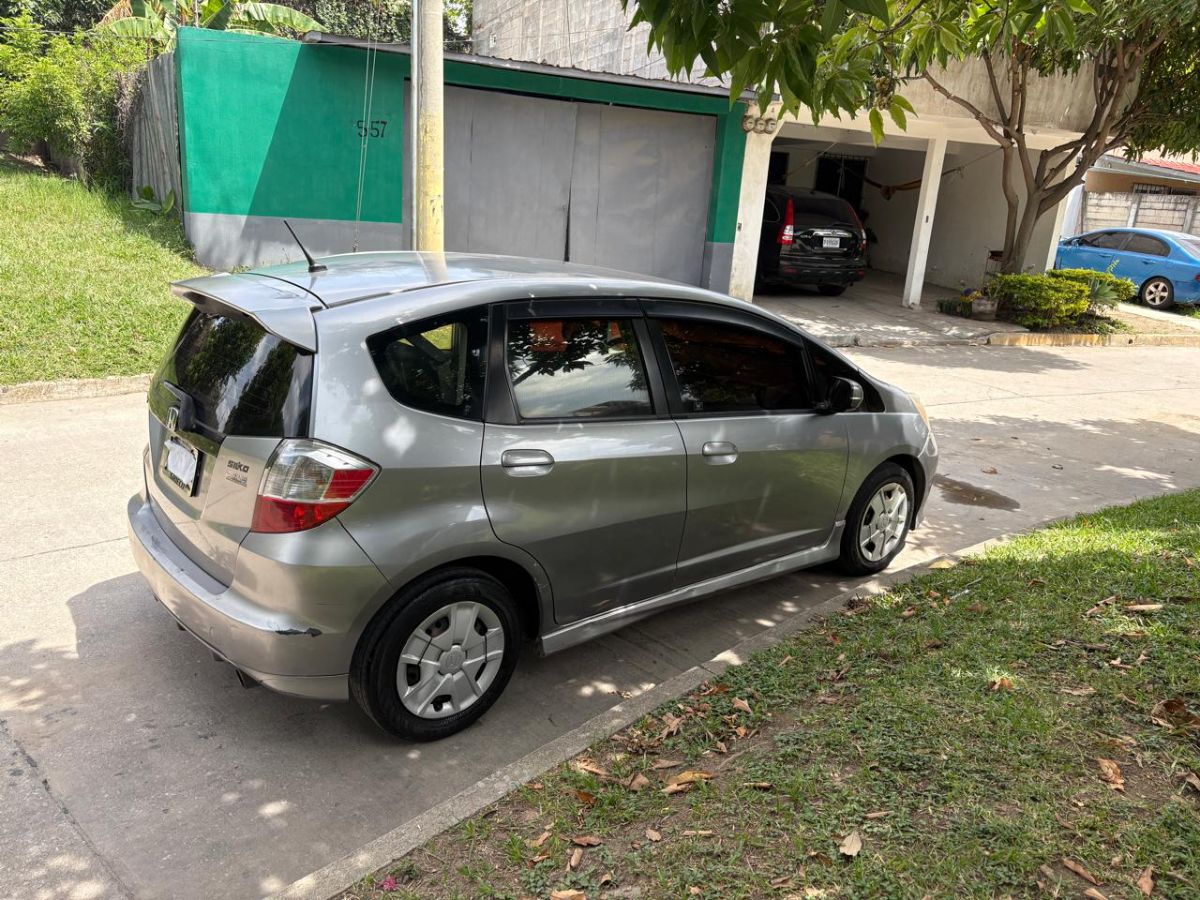 HONDA FIT - 2010                                        