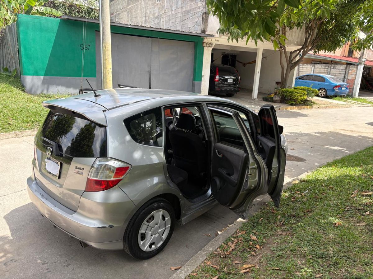 HONDA FIT - 2010                                        
