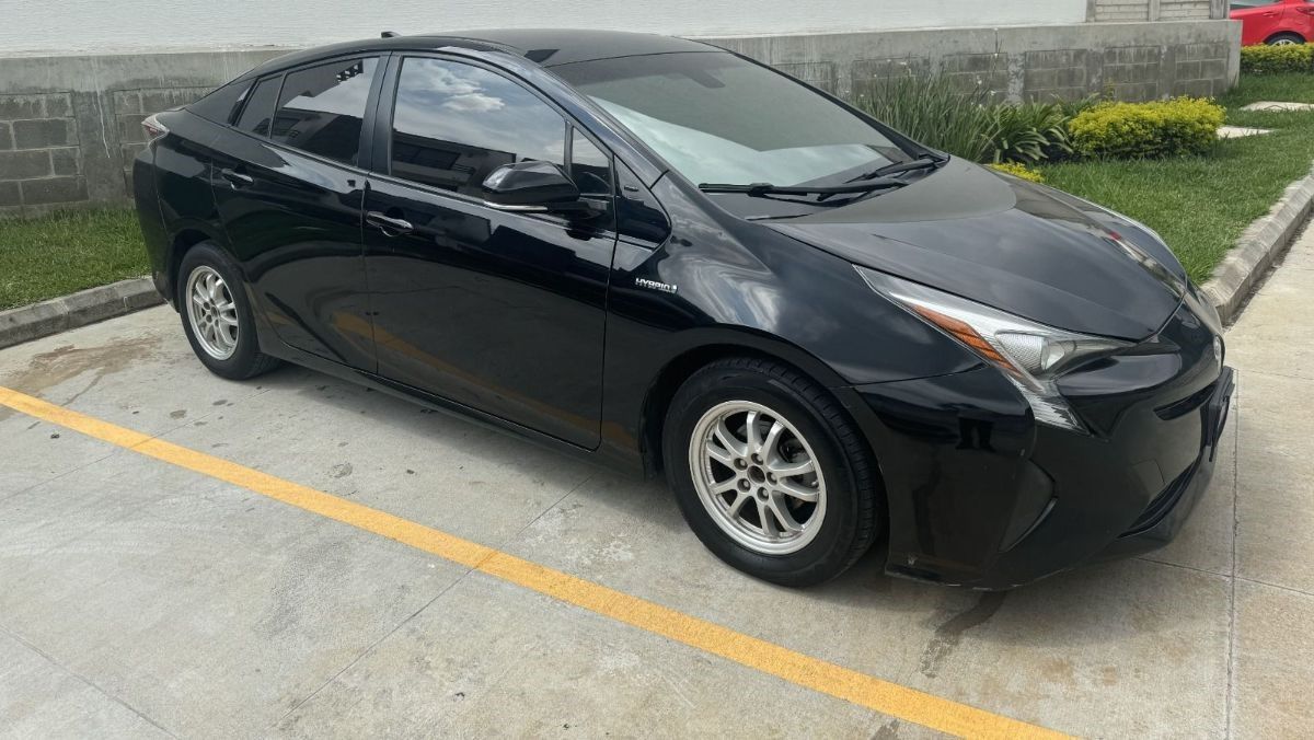 TOYOTA PRIUS - 2016
