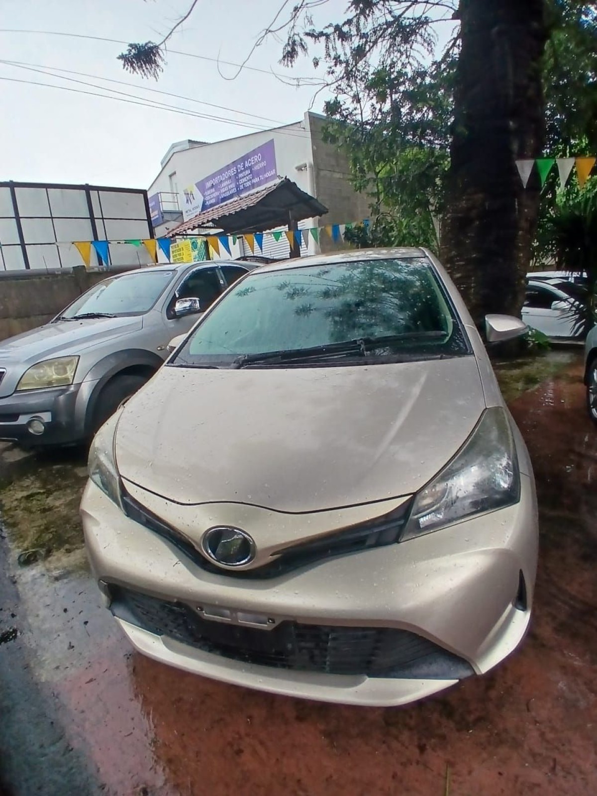 TOYOTA VITZ - 2015