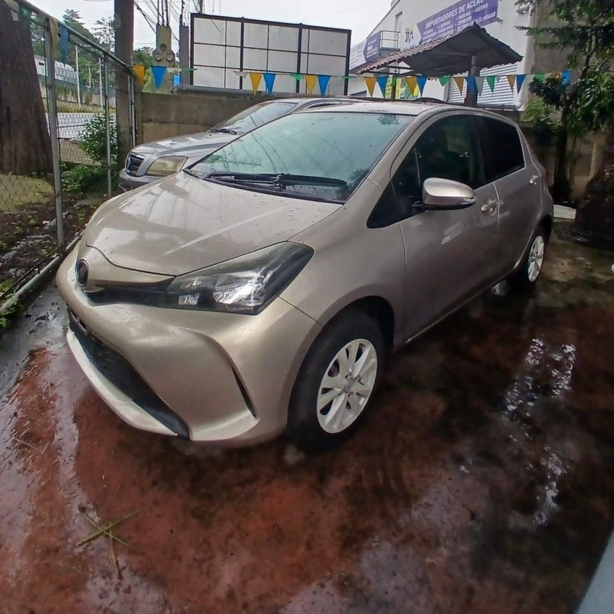 TOYOTA VITZ - 2015