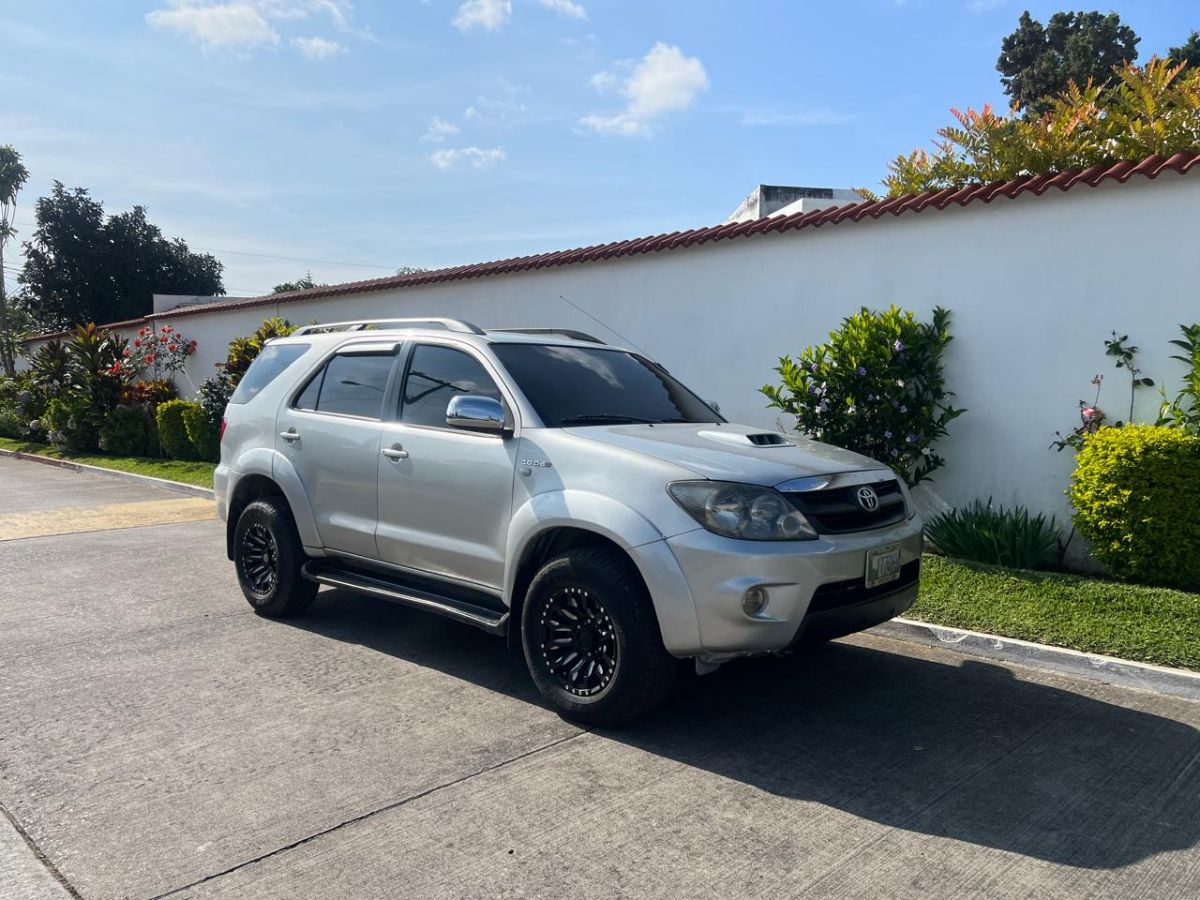 TOYOTA FORTUNER - 2008