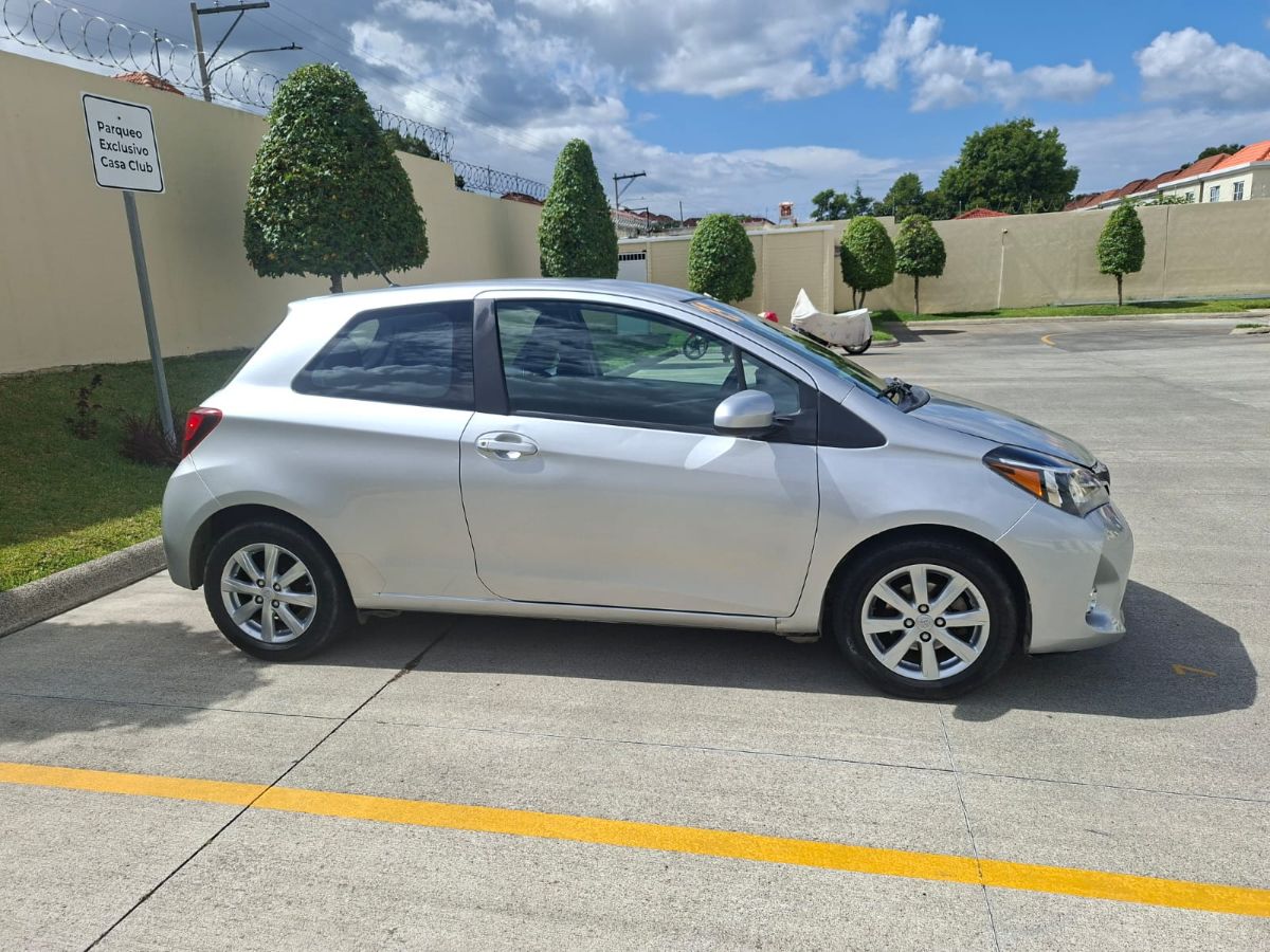 TOYOTA YARIS - 2015