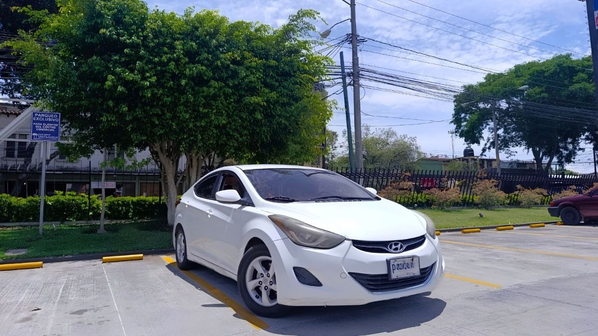 HYUNDAI ELANTRA - 2014